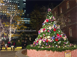 「クララを歓迎する宴のクライマックスを飾る」がコンセプトの花のクリスマスツリー