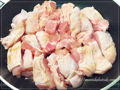 火が通りやすい薄さの一口大に切った鶏もも肉をフライパンに敷き、塩コショウとガーリックパウダーを振りかける。