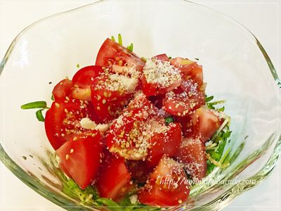 洗って切って混ぜるだけの簡単レシピ『トマトと空芯菜の夏野菜サラダ』。
